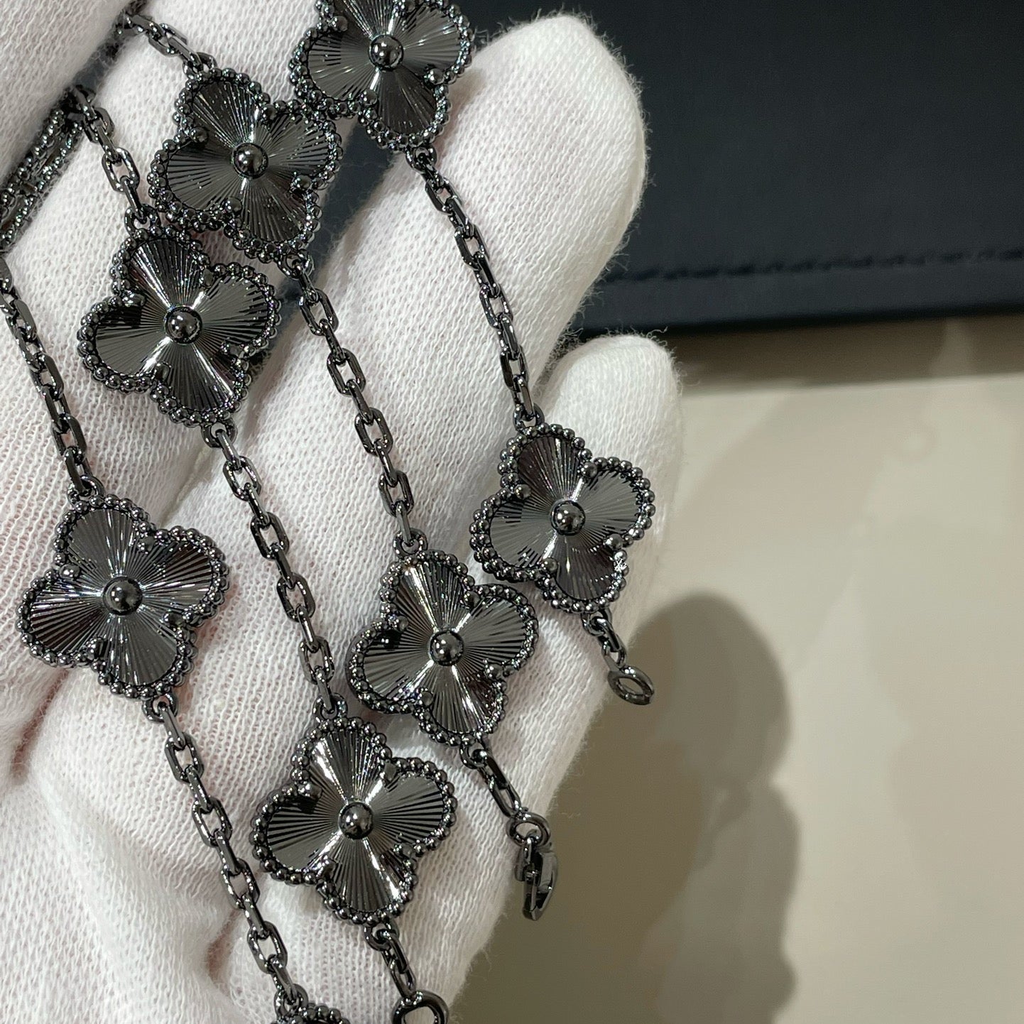 [Violet JW]CLOVER 5 MOTIF BLACK BRACELET