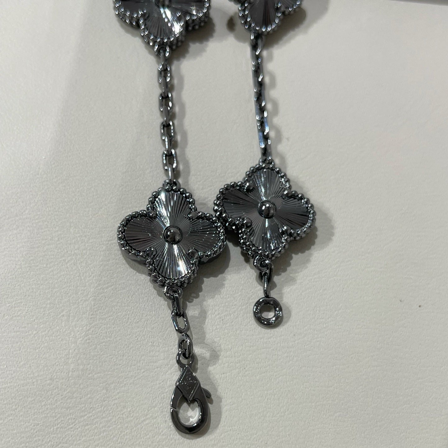 [Violet JW]CLOVER 5 MOTIF BLACK BRACELET