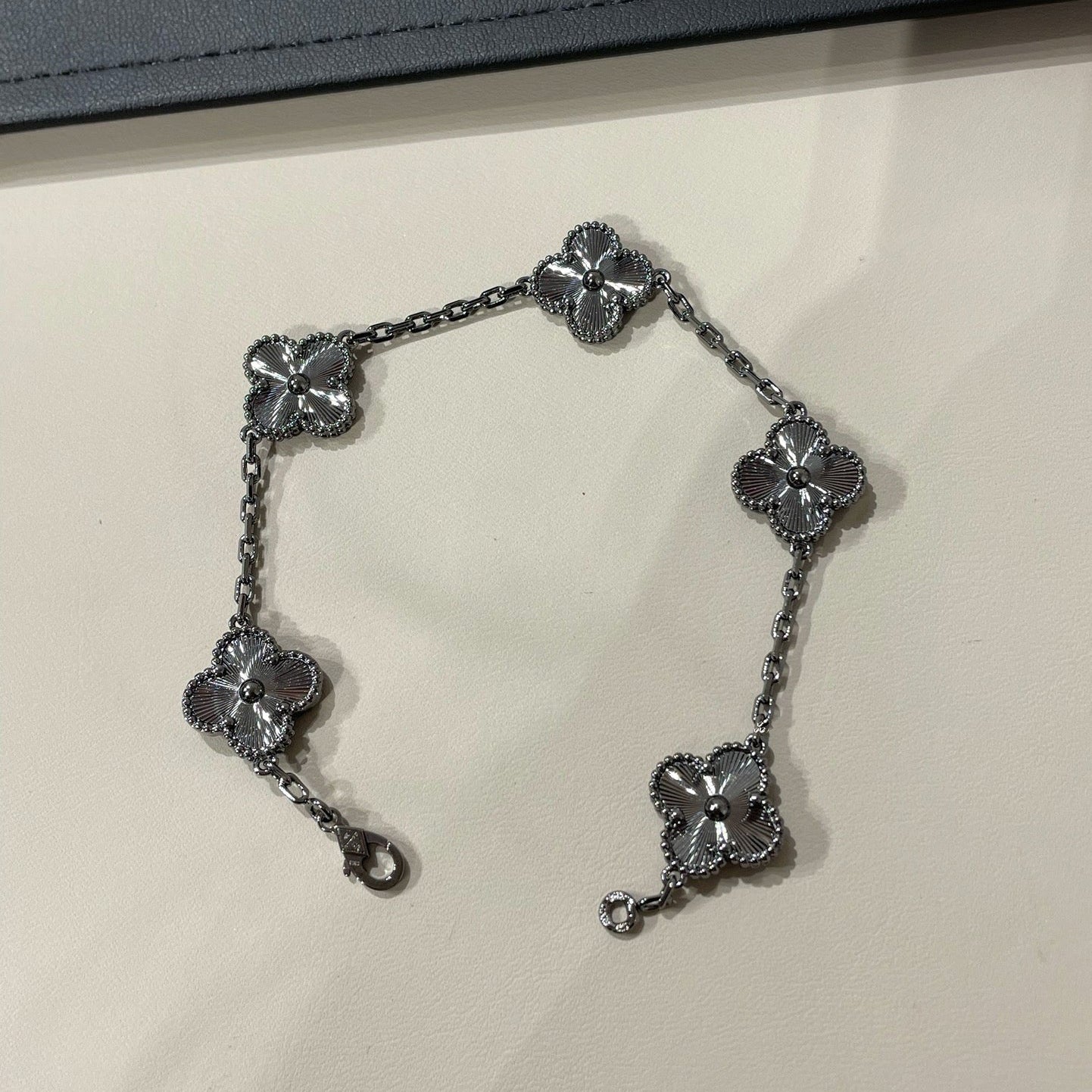 [Violet JW]CLOVER 5 MOTIF BLACK BRACELET