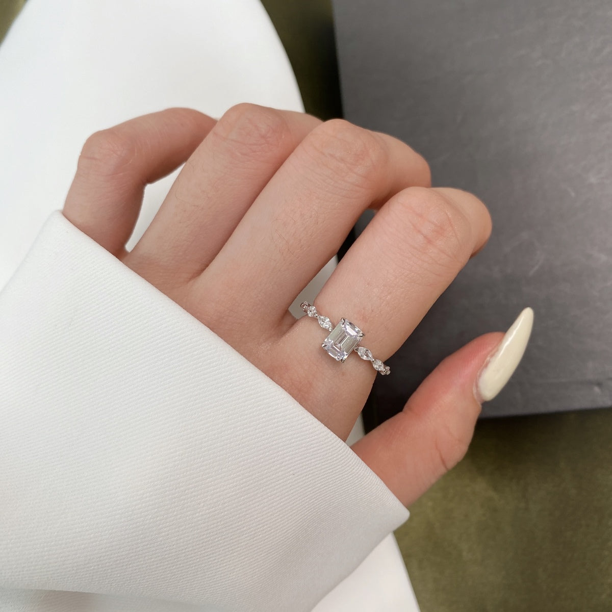 [Violet JW]1.0 Carat Dainty Resplendent Radiant Cut Daily Ring
