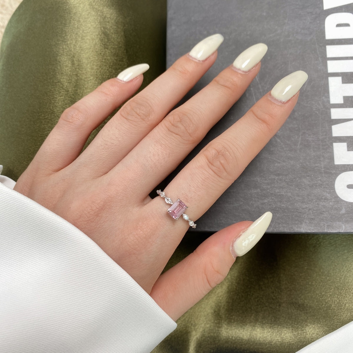 [Violet JW]1.0 Carat Dainty Resplendent Radiant Cut Daily Ring