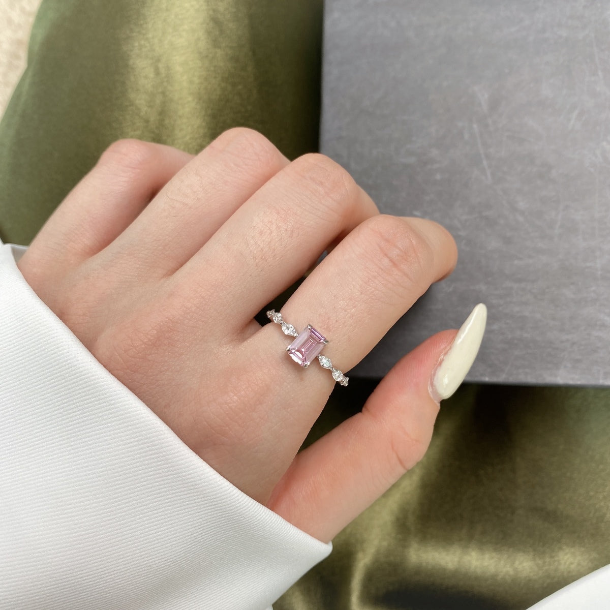 [Violet JW]1.0 Carat Dainty Resplendent Radiant Cut Daily Ring