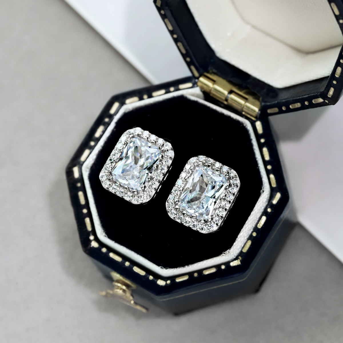 [Violet JW]1.0 Carat Luxurious Dainty Emerald Cut Daily Earrings