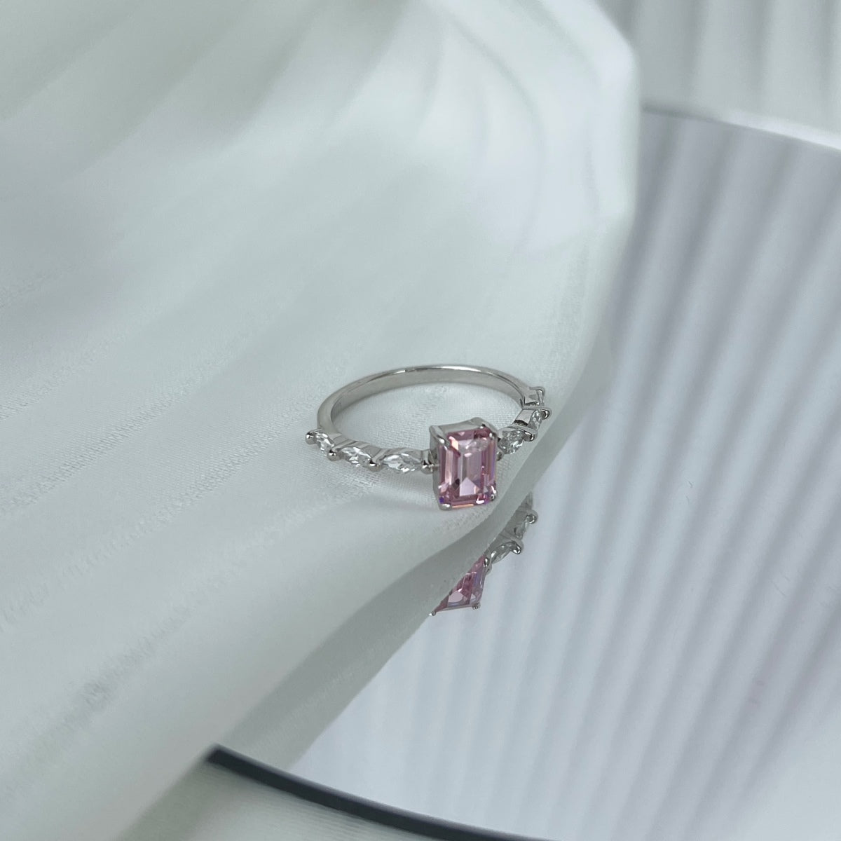 [Violet JW]1.0 Carat Dainty Resplendent Radiant Cut Daily Ring
