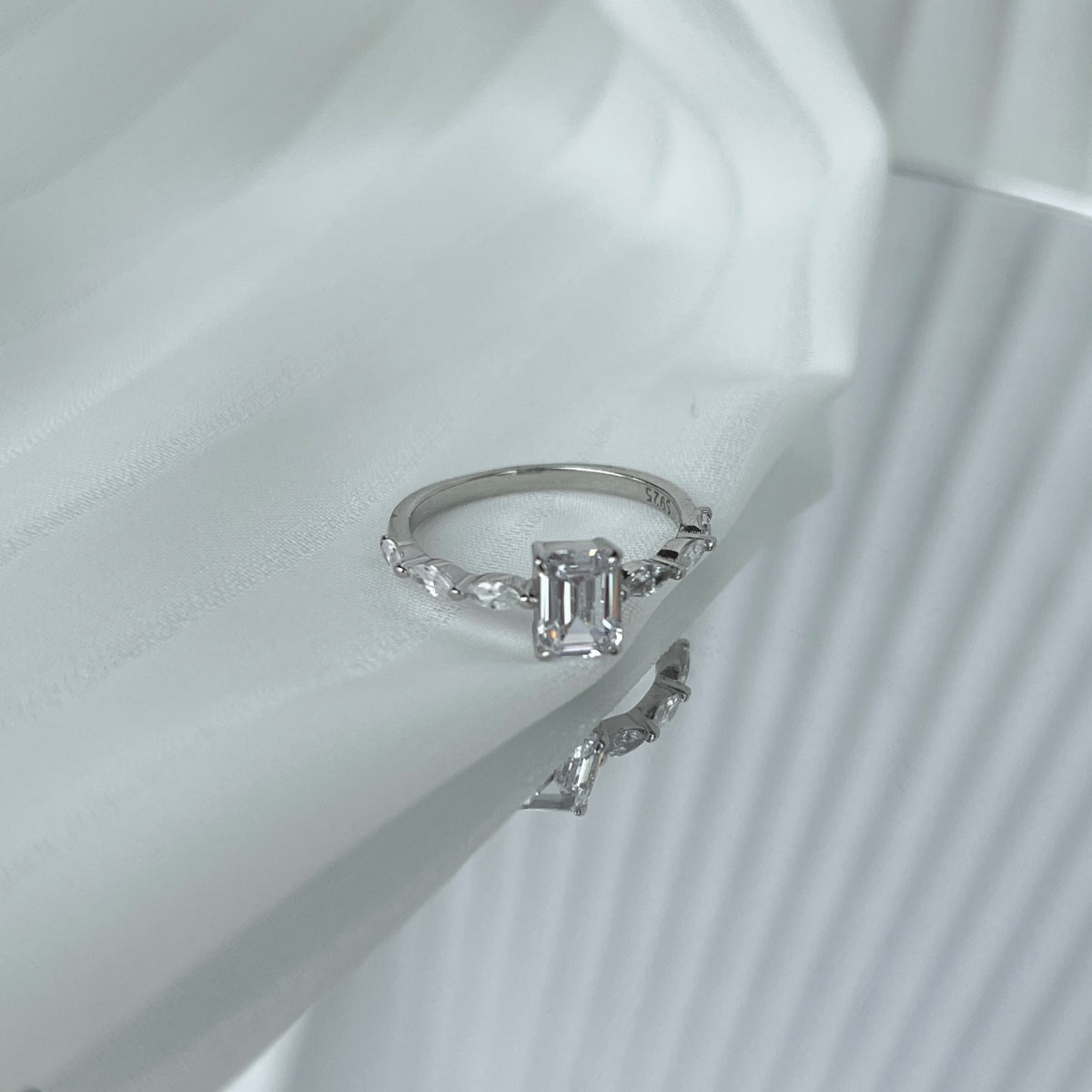 [Violet JW]1.0 Carat Dainty Resplendent Radiant Cut Daily Ring