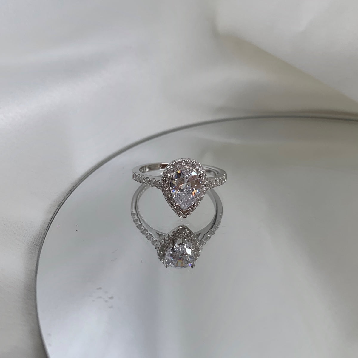 [Baslove] 1,0 Karat luxuriöser, prächtiger Ehering in Wassertropfenform