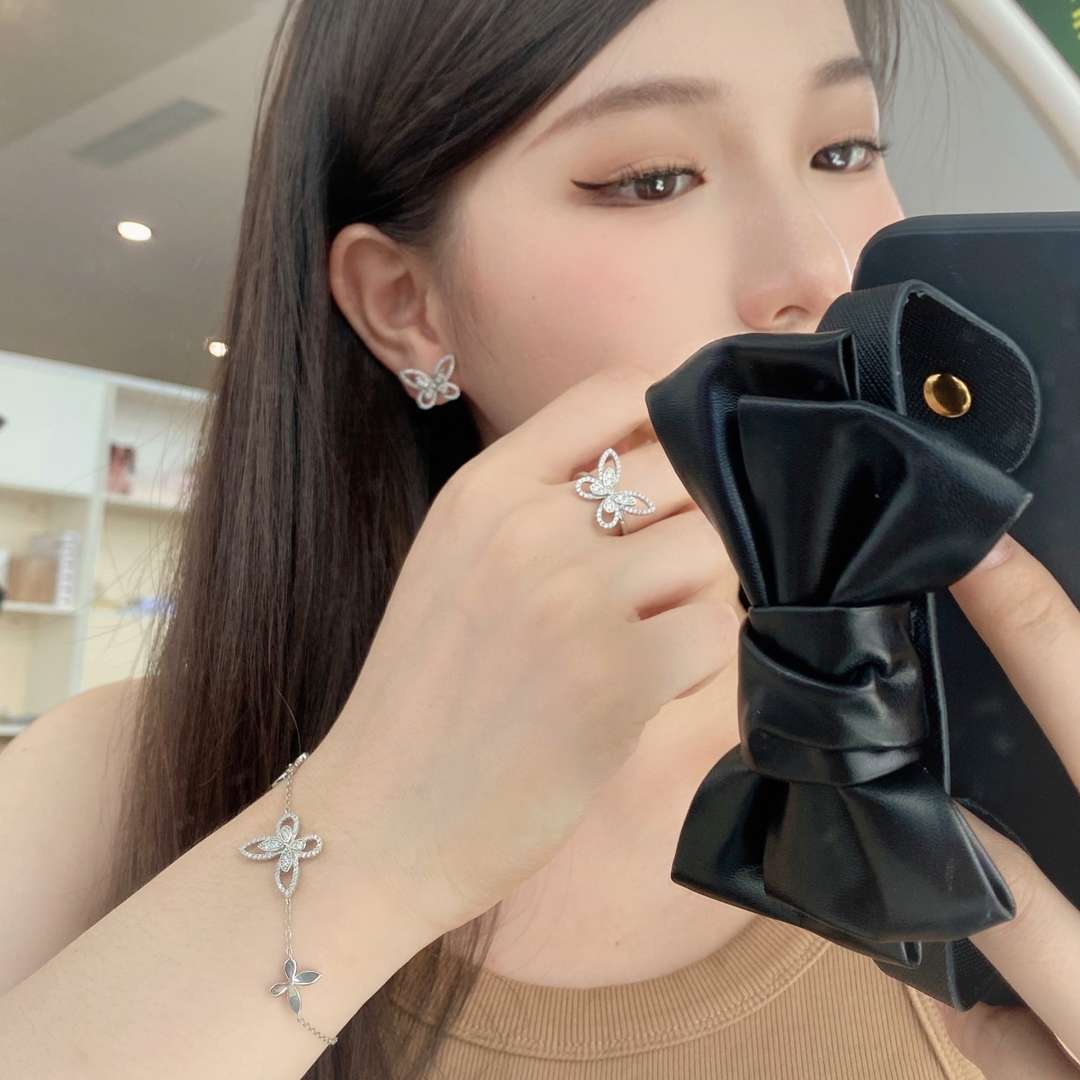 [Violet JW]Delicate Butterfly Pendant Bracelet