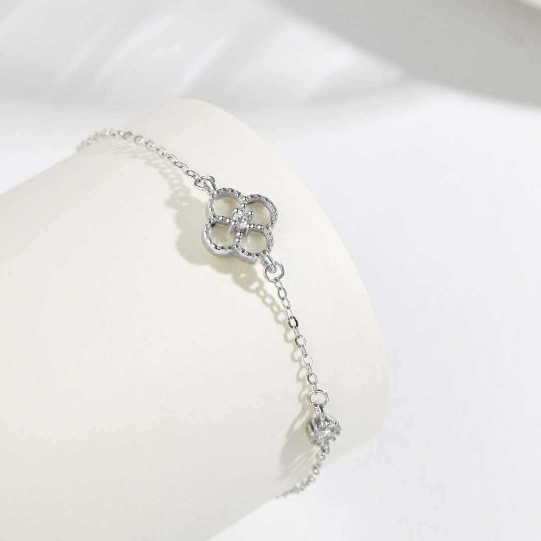 [Violet JW]Delicate Four Leaf Clover Bracelet