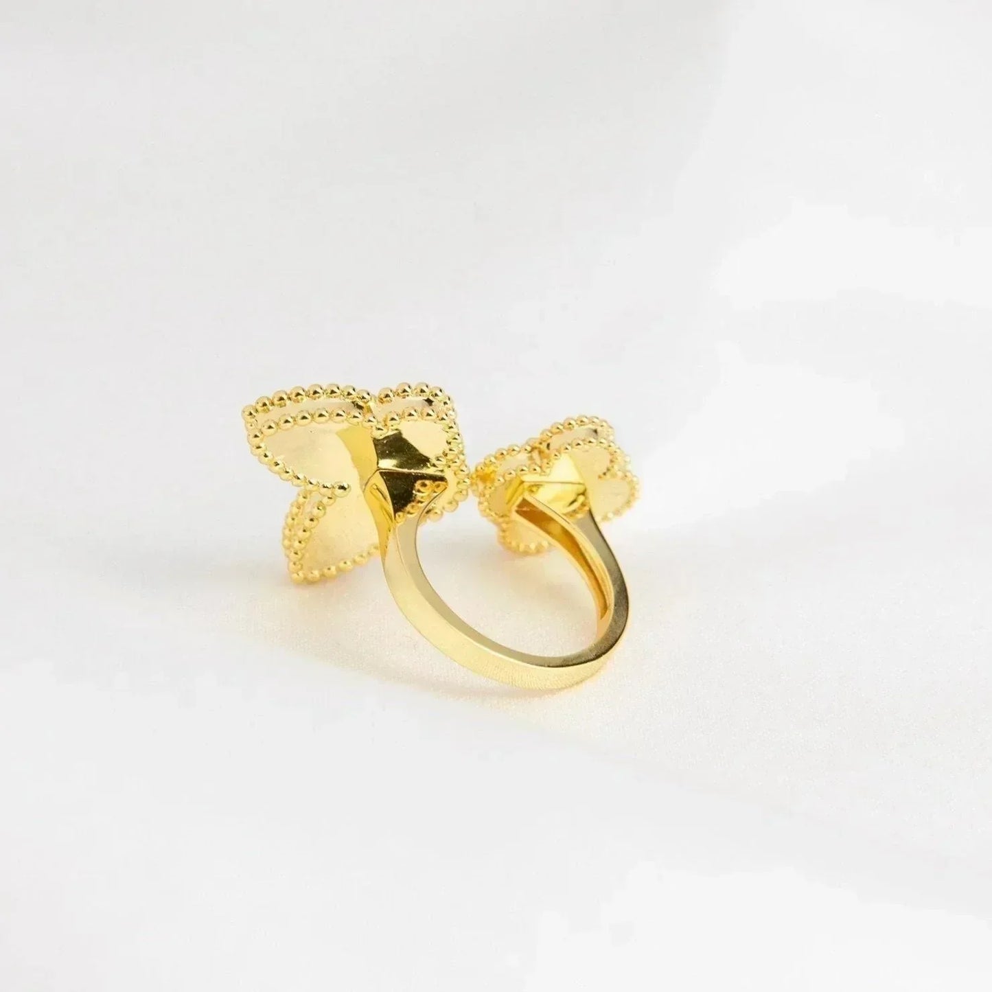[Baslove] GLÜCKLICHER RING ZWISCHEN DEN FINGERN