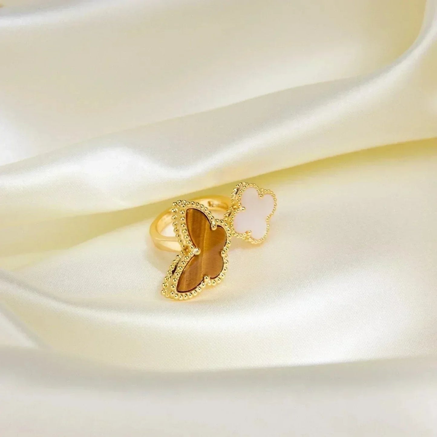 [Baslove] GLÜCKLICHER RING ZWISCHEN DEN FINGERN