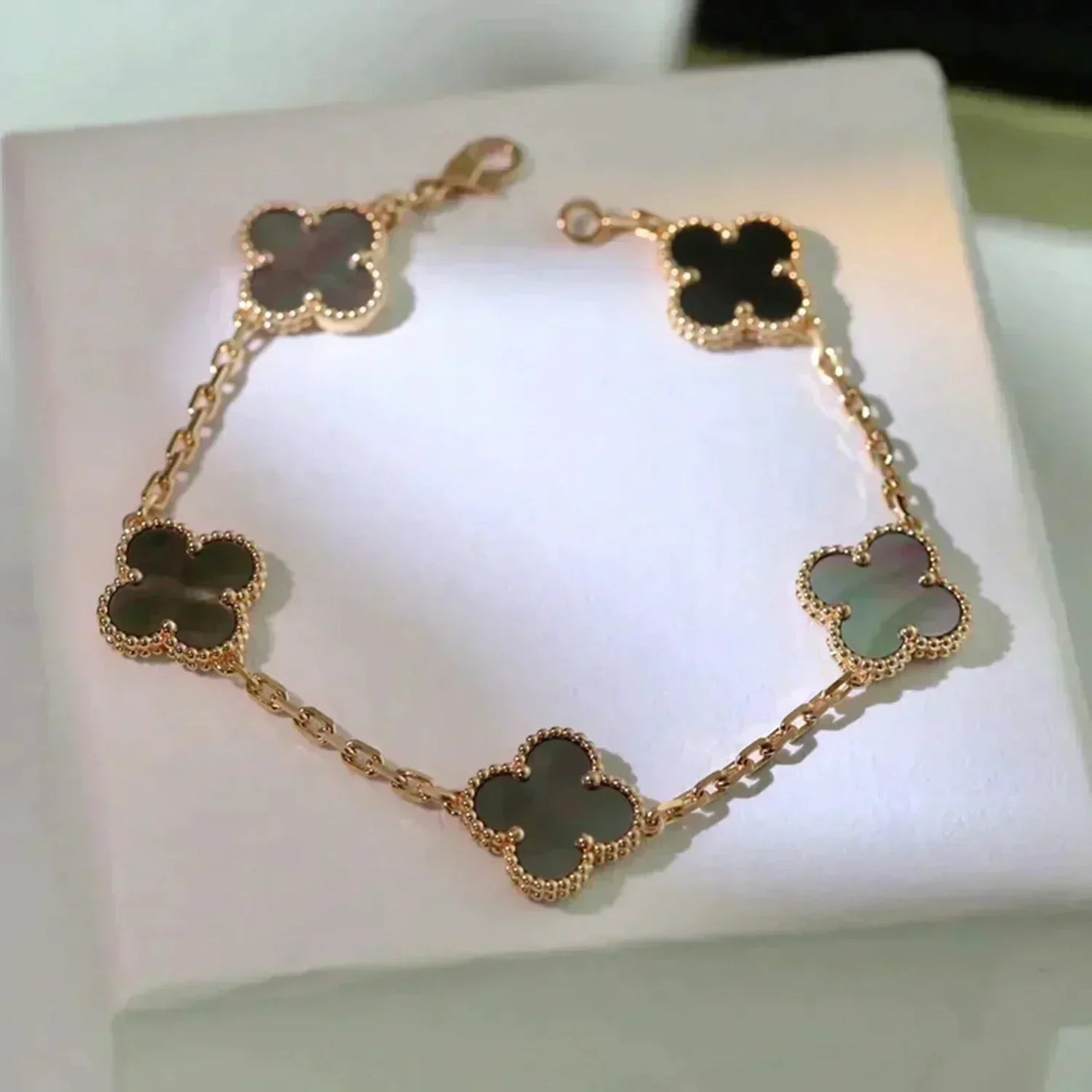 [Violet JW]CLOVER 5 MOTIF GRAY MOP  BRACELET