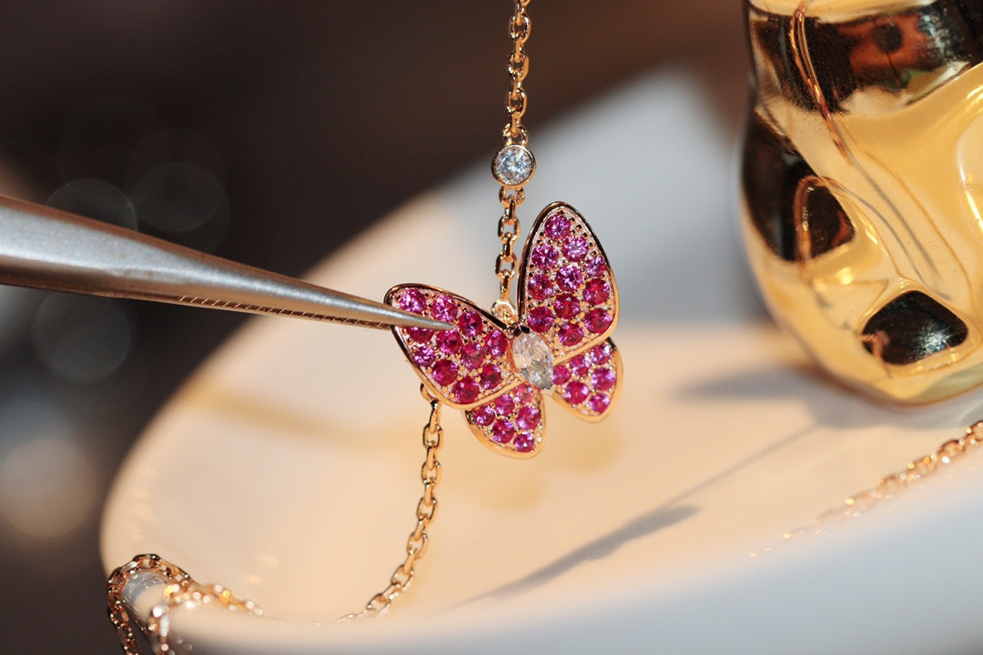 [Baslove]HALSKETTE MIT ROTEN DIAMANTEN UND SCHMETTERLINGSMUSTER AUS ROTGOLD