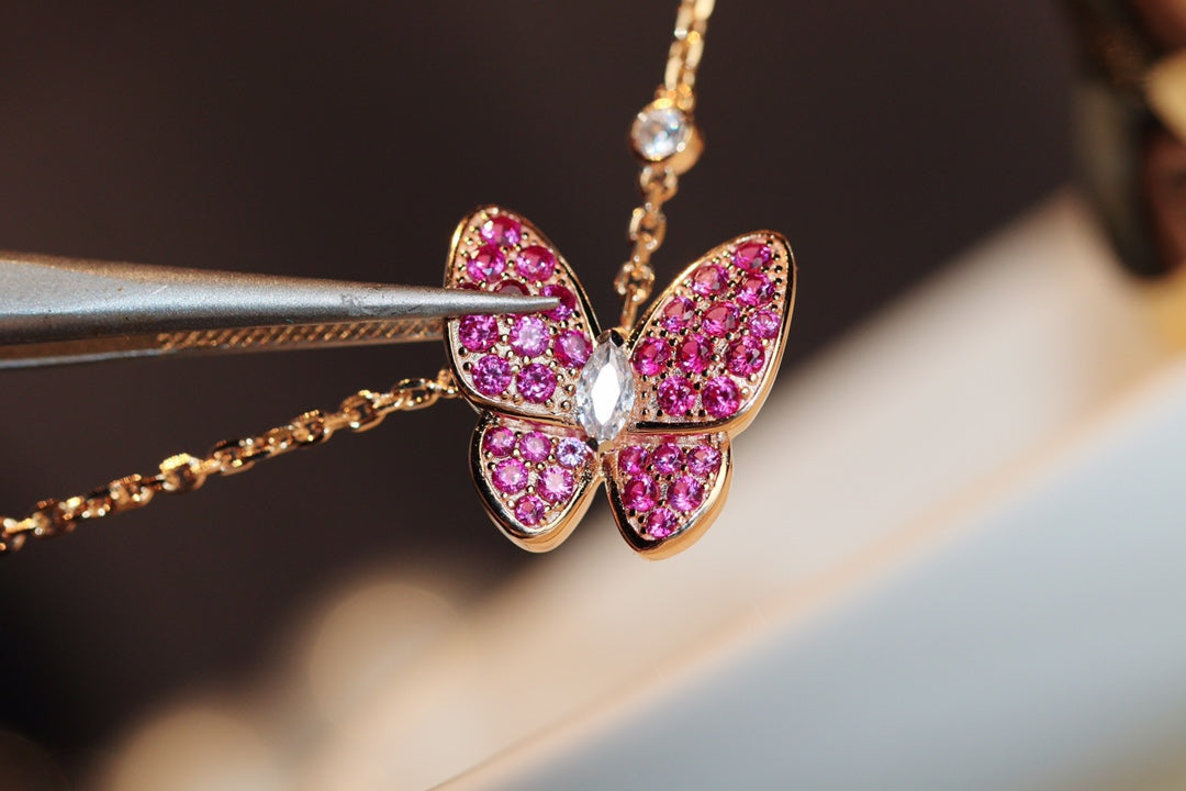 [Baslove]HALSKETTE MIT ROTEN DIAMANTEN UND SCHMETTERLINGSMUSTER AUS ROTGOLD
