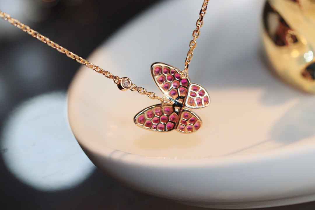 [Baslove]HALSKETTE MIT ROTEN DIAMANTEN UND SCHMETTERLINGSMUSTER AUS ROTGOLD
