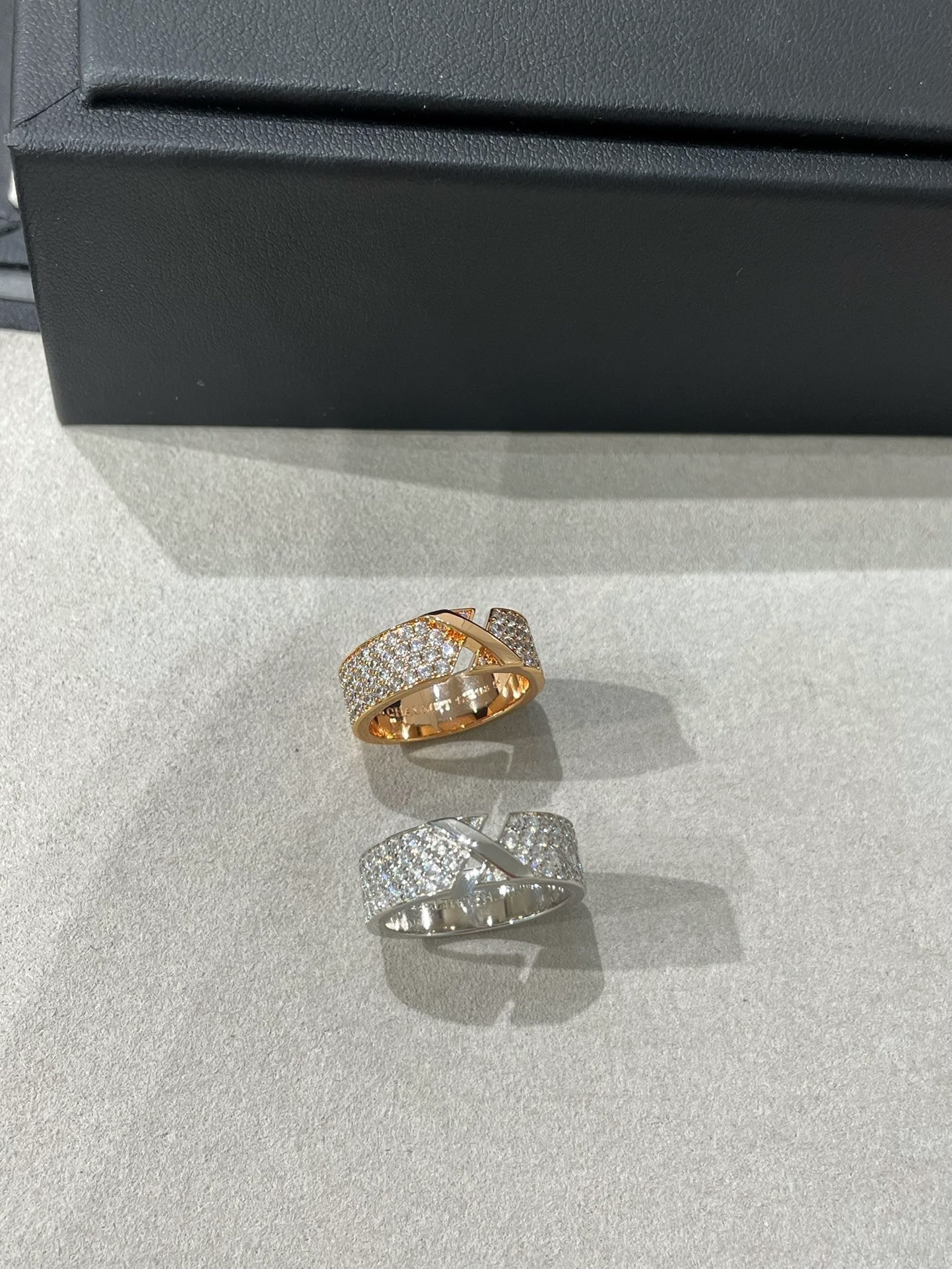 [Baslove] LIENS EVIDENCE RING AUS ROTGOLD MIT DIAMANTEN