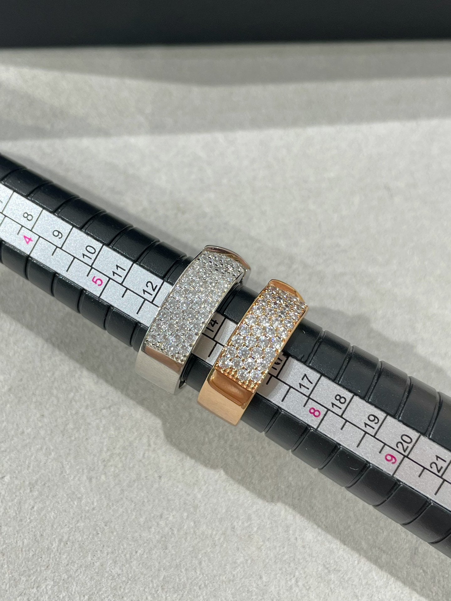 [Baslove] LIENS EVIDENCE RING AUS ROTGOLD MIT DIAMANTEN