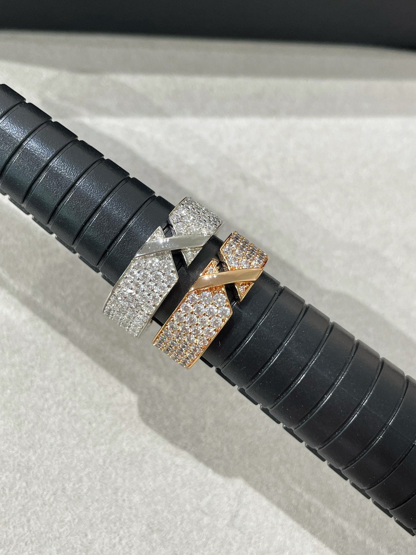 [Baslove] LIENS EVIDENCE RING AUS ROTGOLD MIT DIAMANTEN