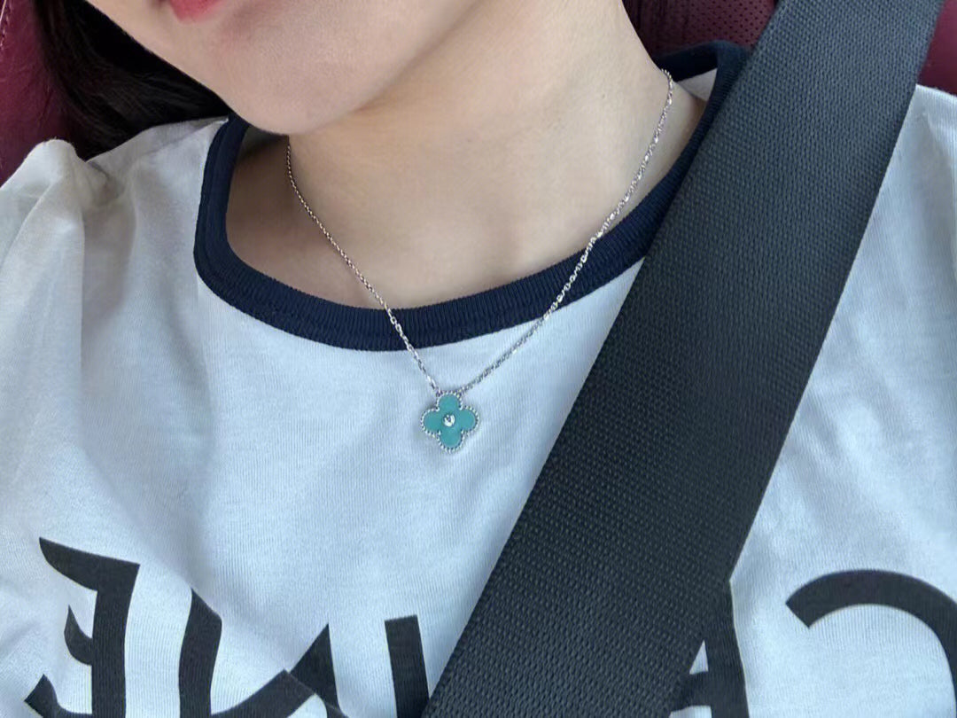 [Violet JW]CLOVER 1 DIAMOND LIGHT BLUE SILVER NECKLACE
