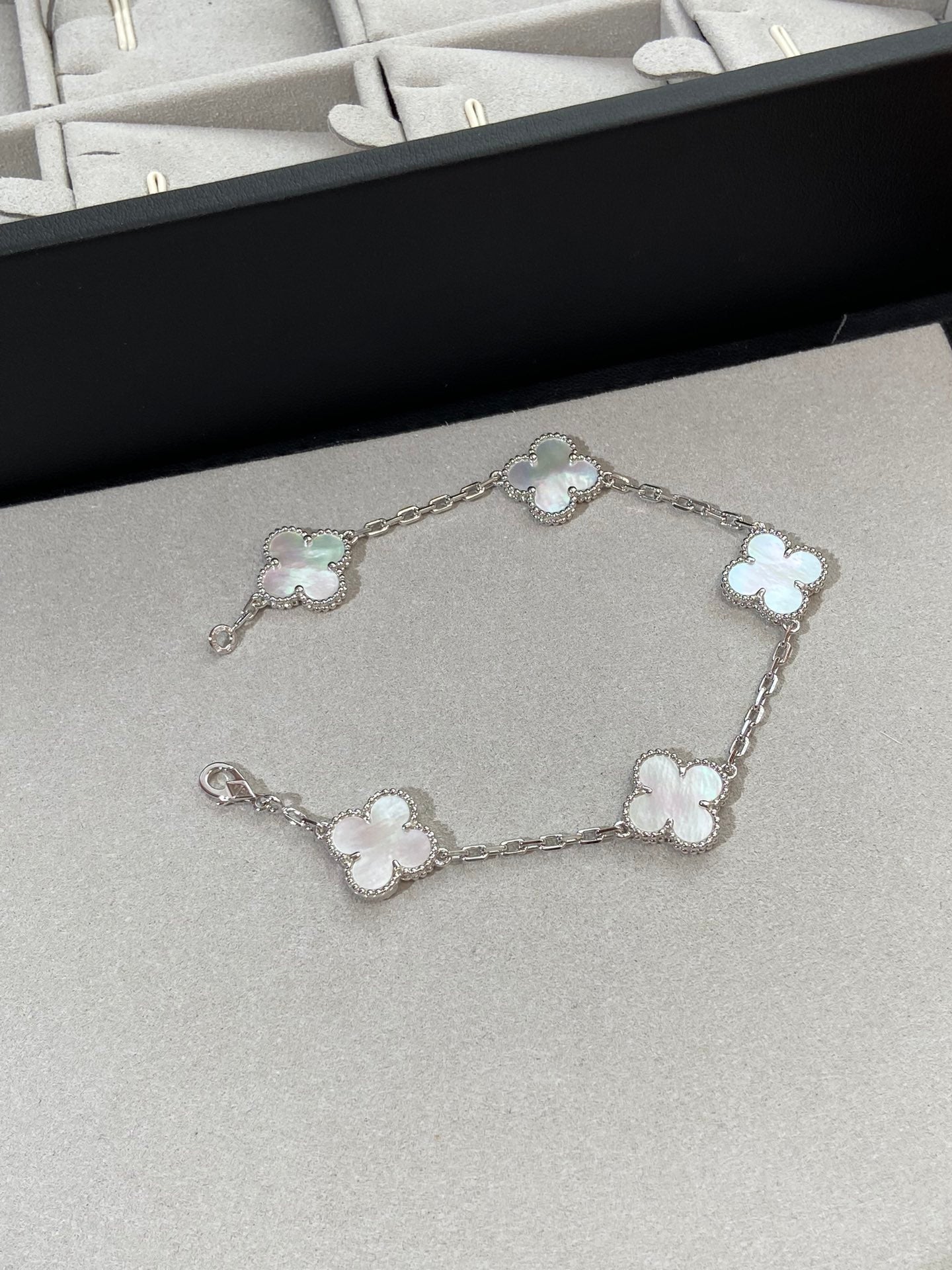 [Violet JW]CLOVER SILVER MOP 5 MOTIF BRACELET