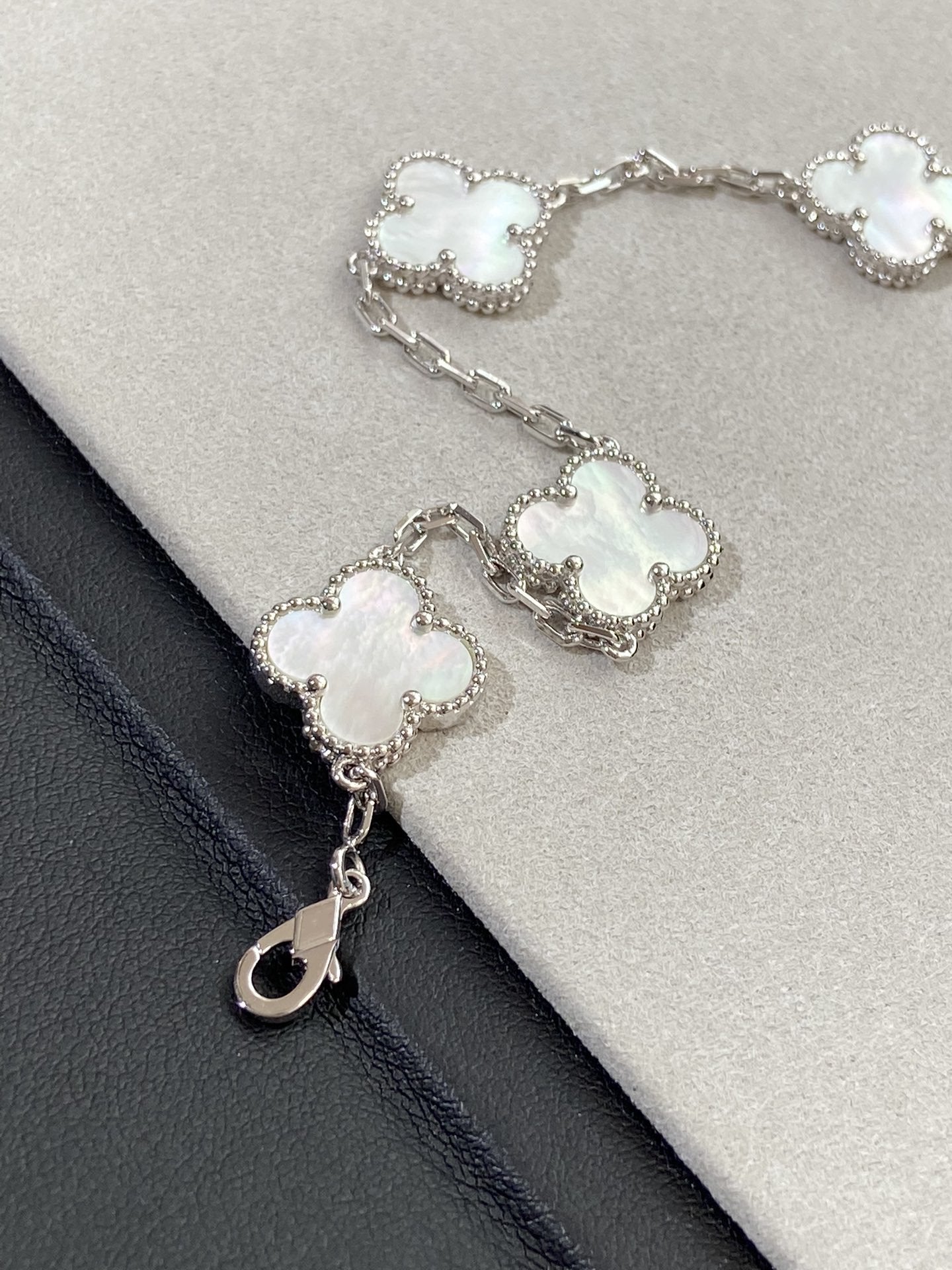 [Violet JW]CLOVER SILVER MOP 5 MOTIF BRACELET
