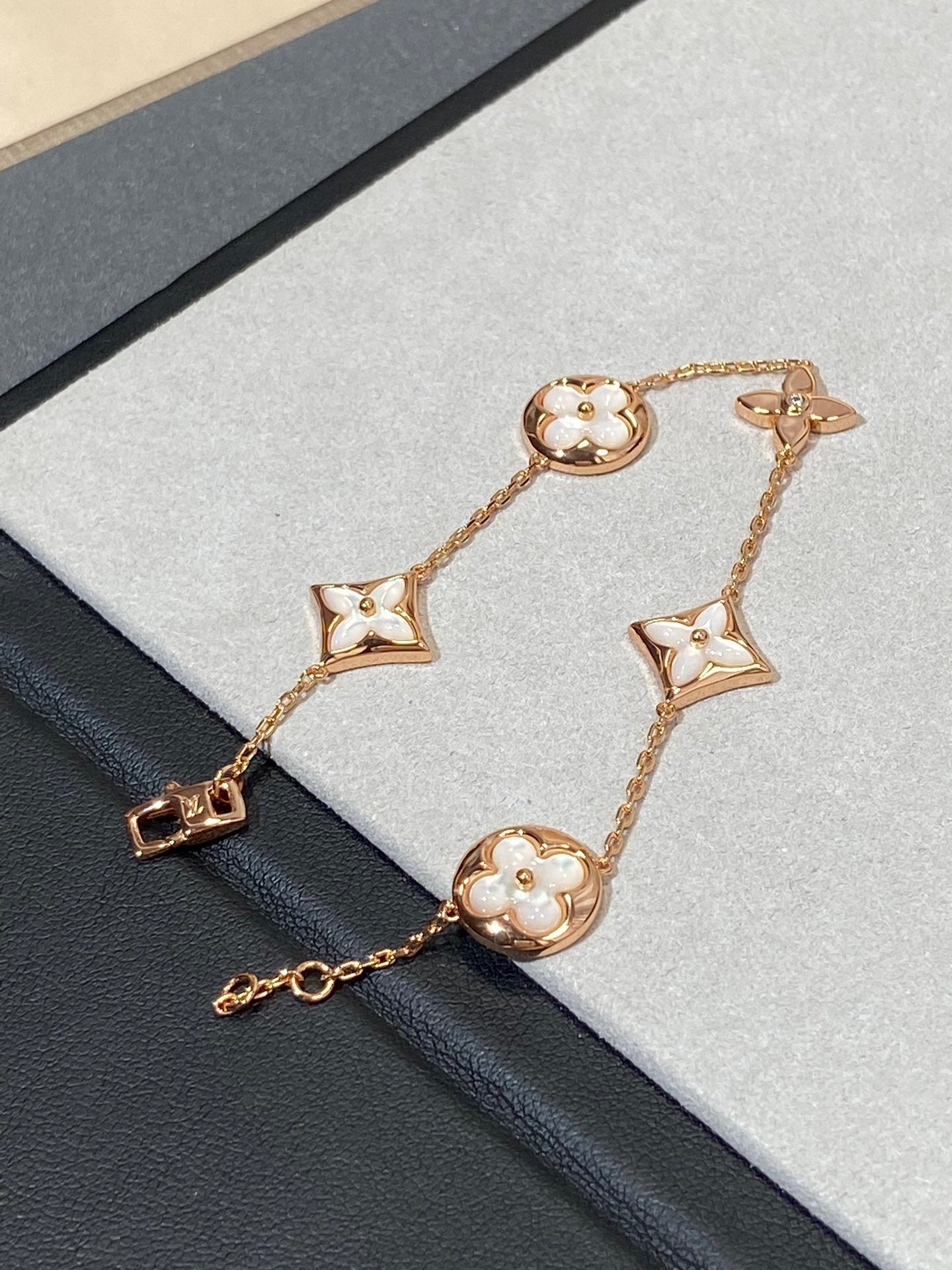 [Baslove]Armband mit Stern und Sonne, 5 Motiven, Perlmutt, Roségold