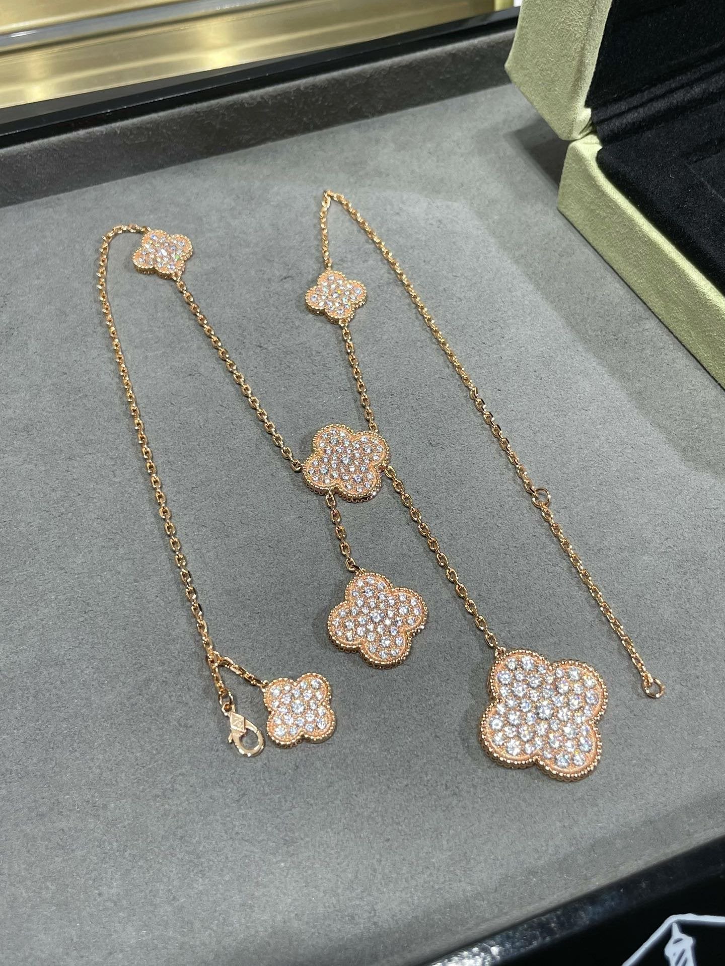 [Violet JW]CLOVER 6 MOTIF DIAMOND PAVED NECKLACE