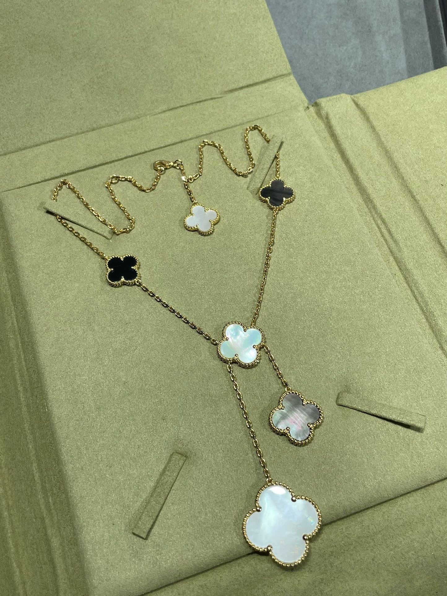 [Violet JW]CLOVER 6 MOTIF MOP ONYX GOLD NECKLACE
