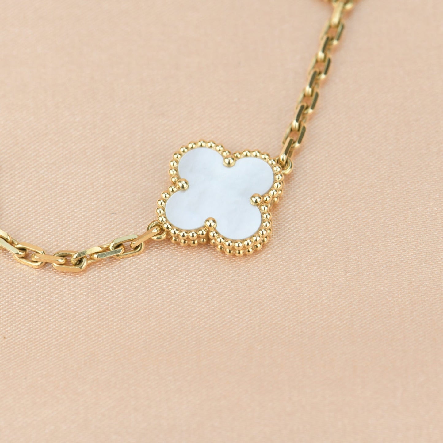 [Violet JW]CLOVER  5 MOTIF WHITE MOP BRACELET
