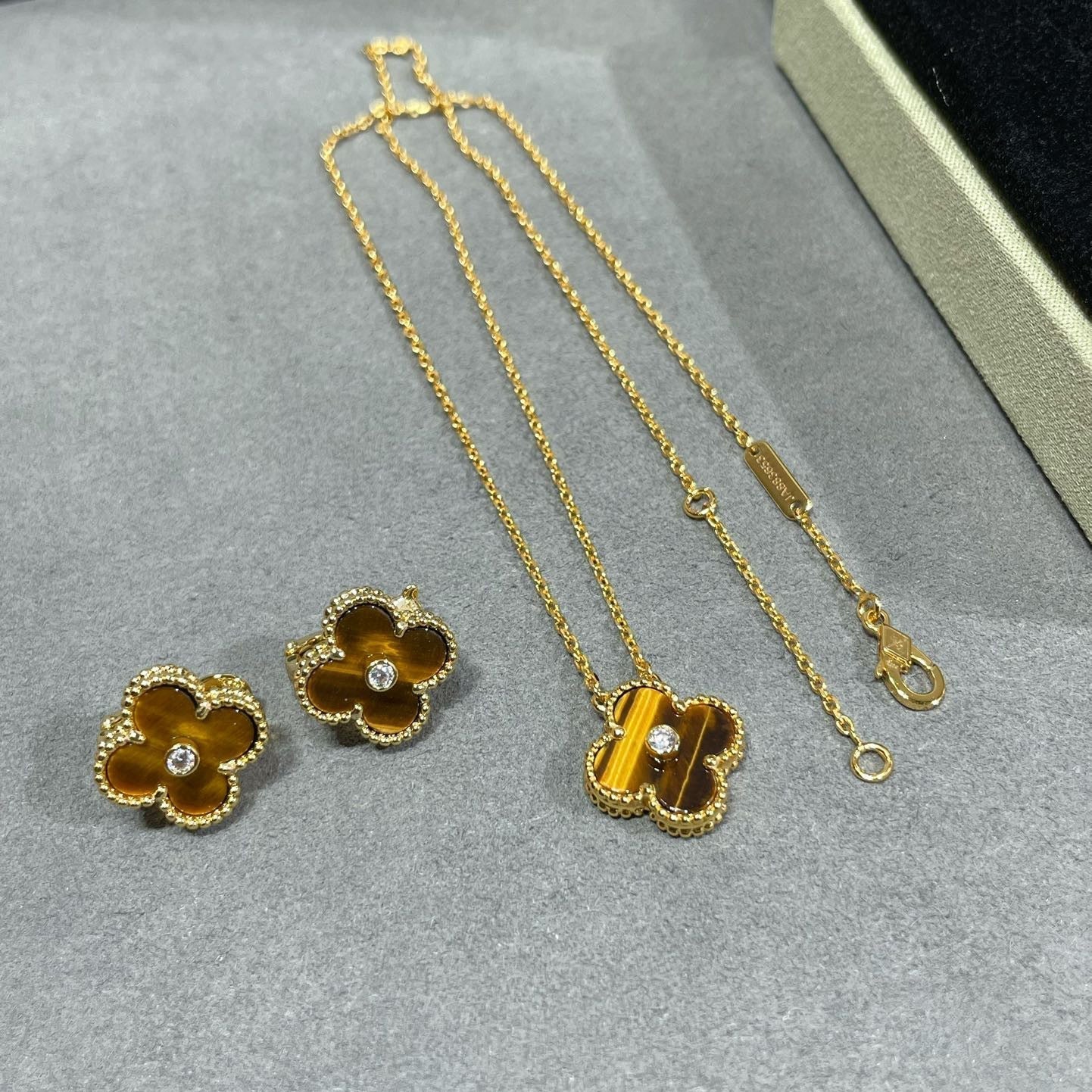 [Baslove]クローバー 15MM ダイヤモンド&amp;イエロータイガーアイアゲートネックレス