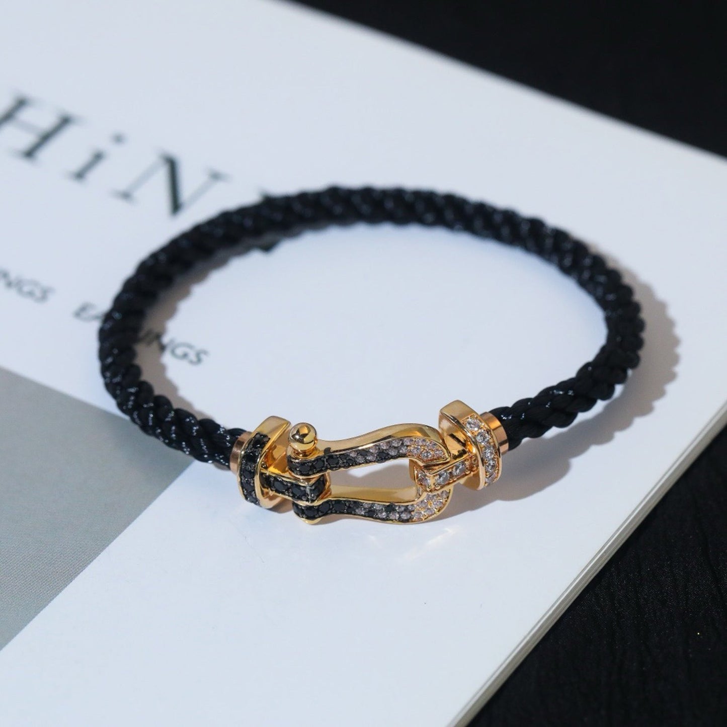 [Baslove]FORCE GROSSES HUFEISENARMBAND MIT SCHWARZEN WEISSEN DIAMANTEN UND ROSÉGOLD